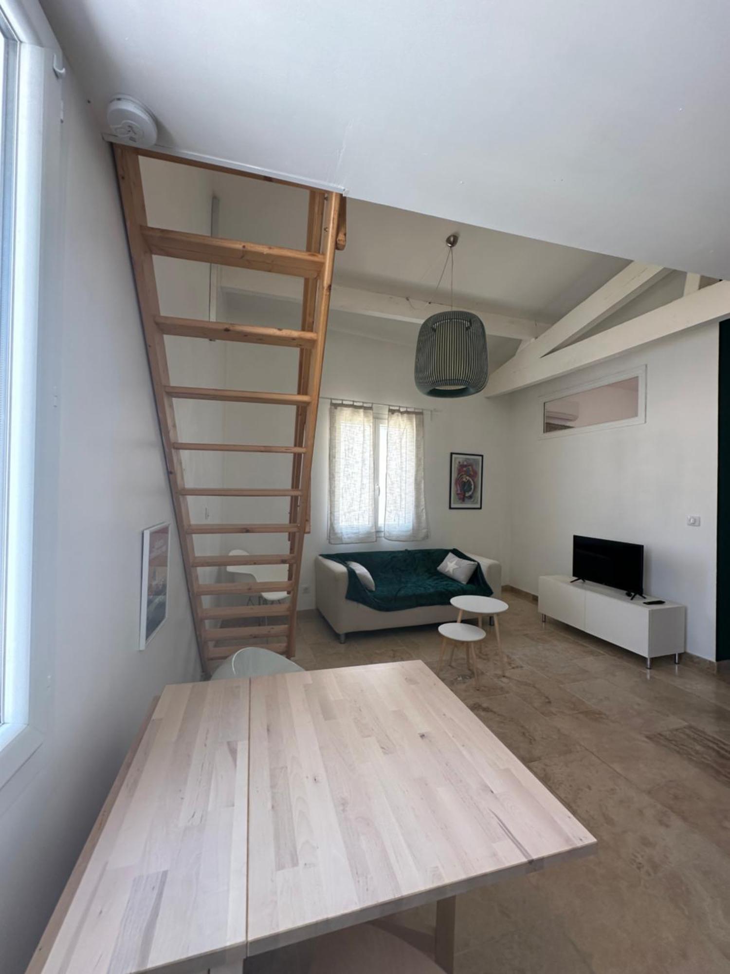 Appartement Avec Vue Sur L Eglise Des Saintes Екстер'єр фото